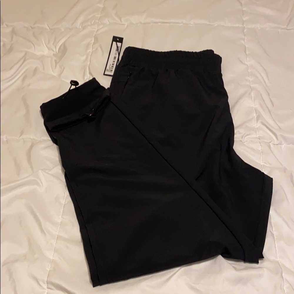 !!NWT!! Men’s 3/4 length joggers. Blk.